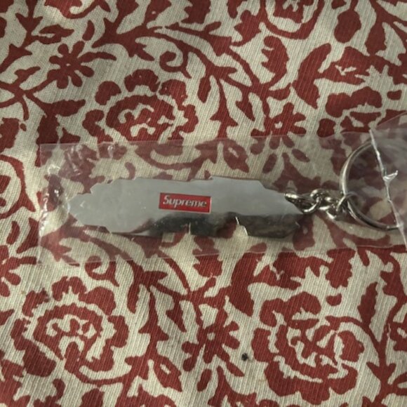 Supreme keychain - Picture 2 of 2